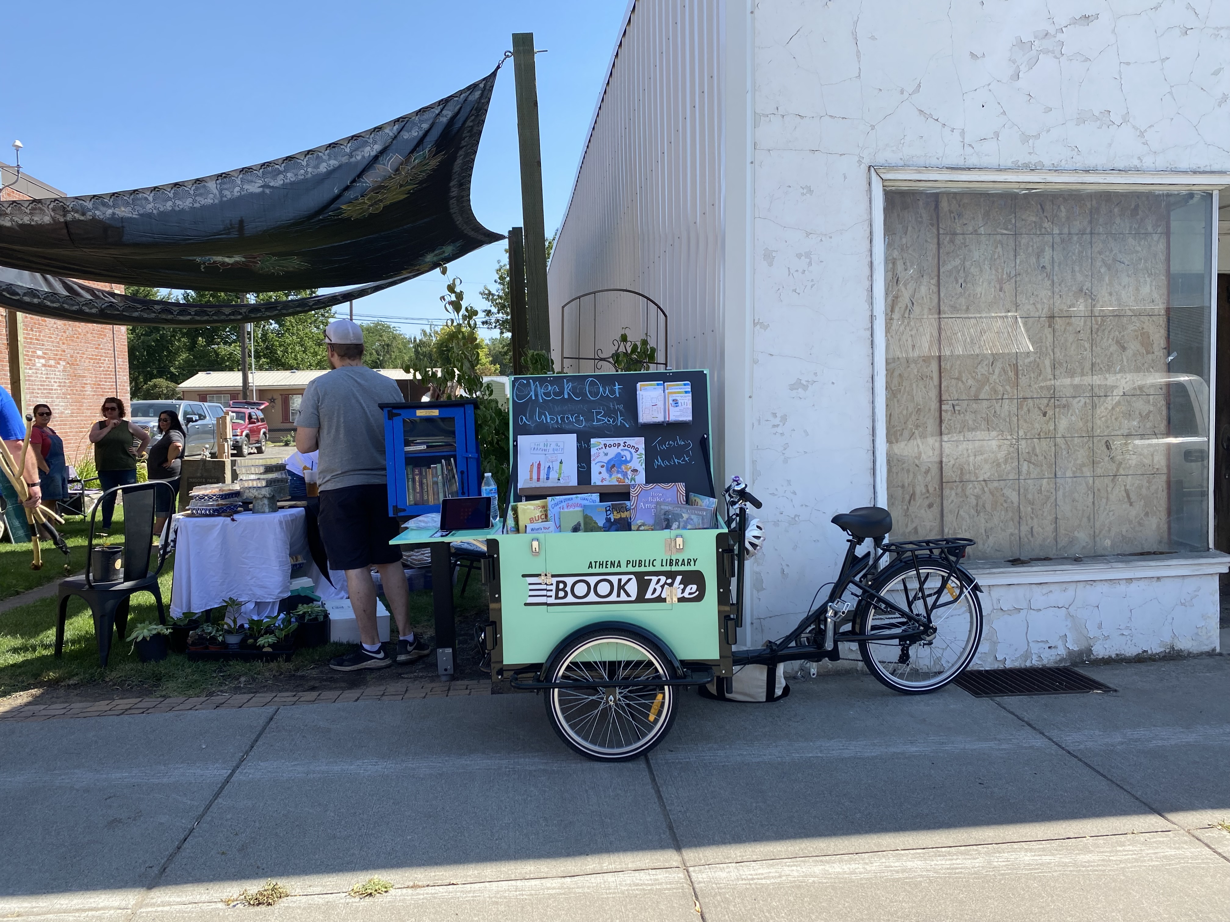 Photograph of the book bike at the Farmers Market