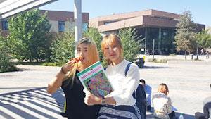 Art MeetUp participants eating pizza